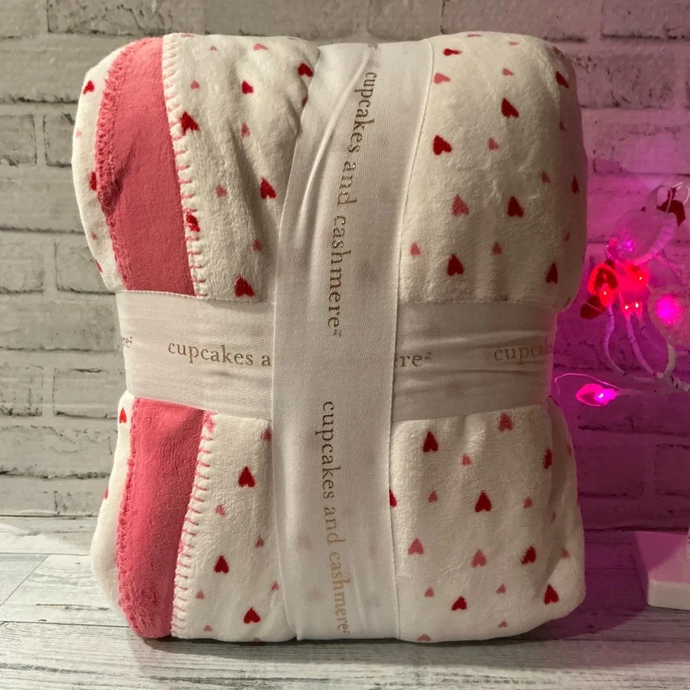 CUPCAKES & CASHMERE Full/Queen Size Reversible Fleece Hearts Valentine Blanket